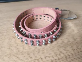 Cintura rosa con borchie e strass