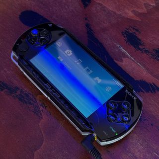 PSP 1000 + Caricatore e Scheda 2GB