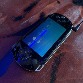 PSP 1000 + Caricatore e Scheda 2GB