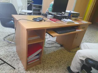 Tavolo da ufficio in legno e plastica