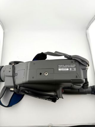 Sony Handycam 8 CCD-F385E + funda + 2 baterias