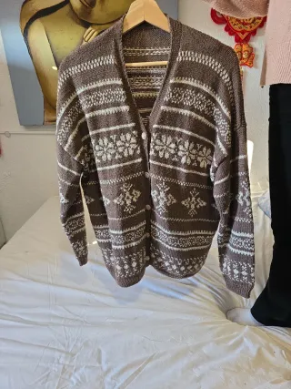 Jersey de punto marrón y blanco