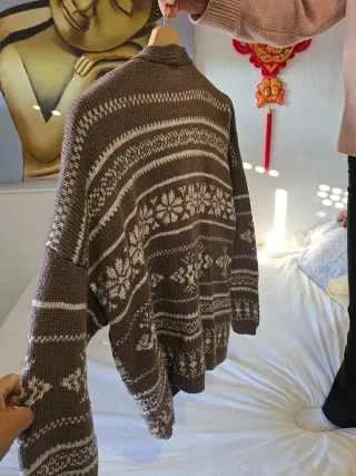 Jersey de punto marrón y blanco