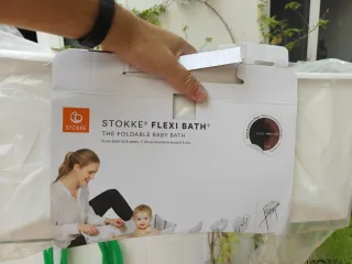 Bañera plegable Stokke con patas y soporte bebé.