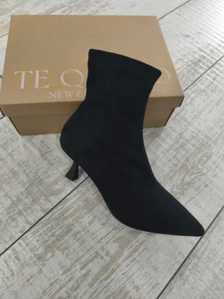 Botín antelina tacón fino negro