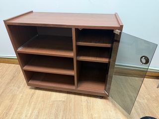 Mueble con ruedas y puerta de cristal