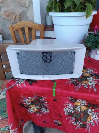 Altavoces TOA Blancos tengo 3 .40 cada una