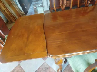 Mesa de comedor y sillas de madera
