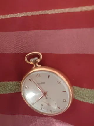 Reloj de bolsillo antiguo dorado