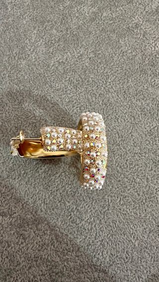 Brincos dourados com pérolas e cristais