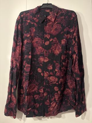 Camisa floral negra y roja