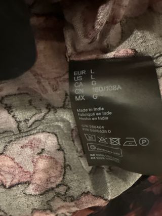 Camisa floral negra y roja