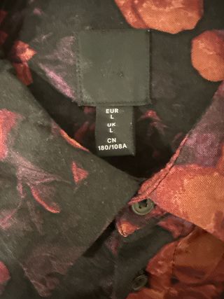 Camisa floral negra y roja