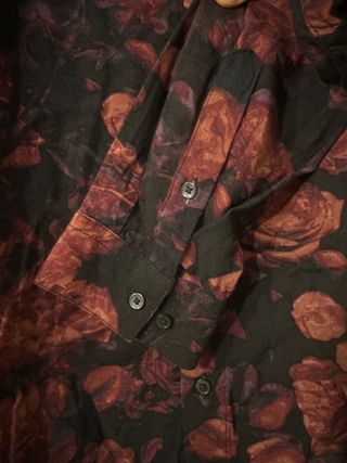 Camisa floral negra y roja