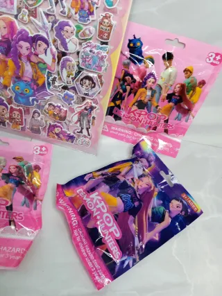 Pack K-Pop Demon Hunters Muñeca y Stickers