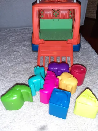 Coche encajable con figuras animales