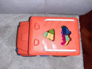 Coche encajable con figuras animales