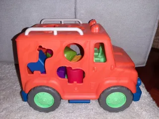 Coche encajable con figuras animales