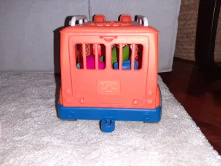 Coche encajable con figuras animales