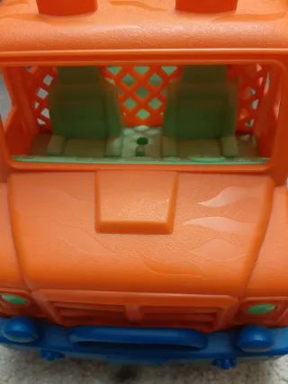 Coche encajable con figuras animales