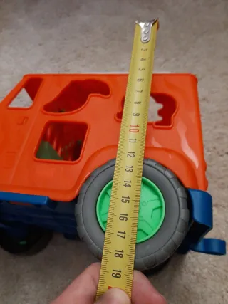 Coche encajable con figuras animales