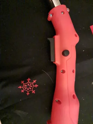 Cortacésped manual rojo y plateado