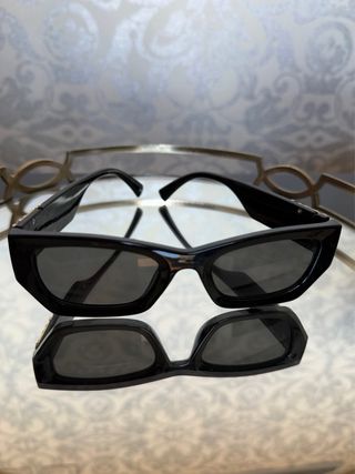 Gafas de sol negras con detalle dorado