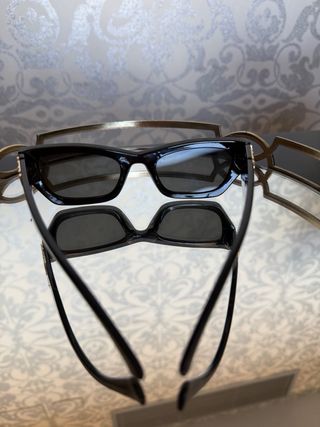 Gafas de sol negras con detalle dorado