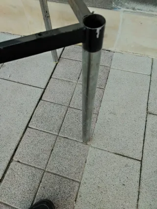 Mesa de hierro negra y plateada