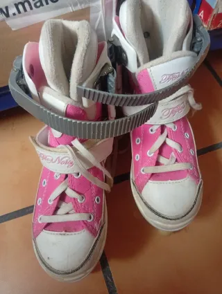 Patines en línea rosas y blancos