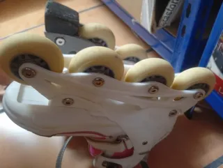 Patines en línea rosas y blancos