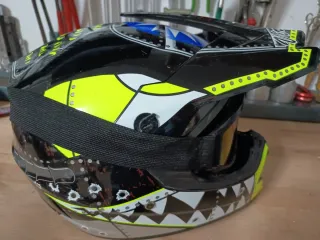 Casco infantil con gafas