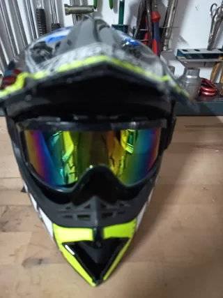 Casco infantil con gafas