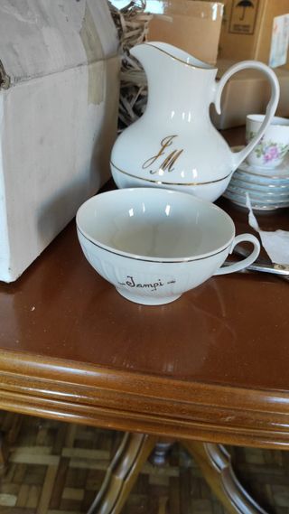 Jarra y 2 tazas grandes de porcelana
