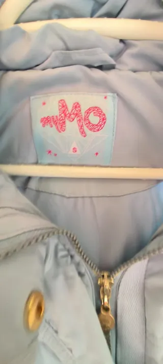 Plumas azul claro con capucha