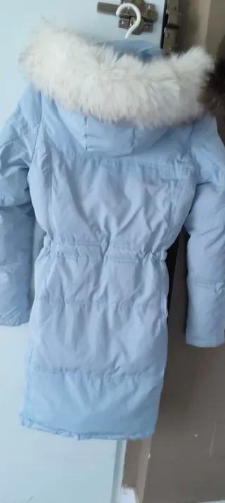 Plumas azul claro con capucha