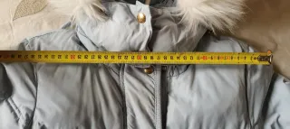 Plumas azul claro con capucha