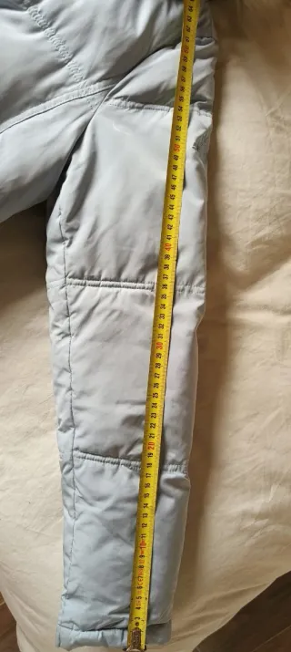 Plumas azul claro con capucha