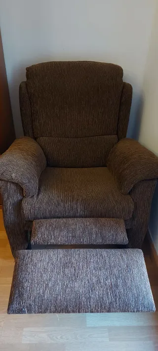 Sillón reclinable de tela marrón