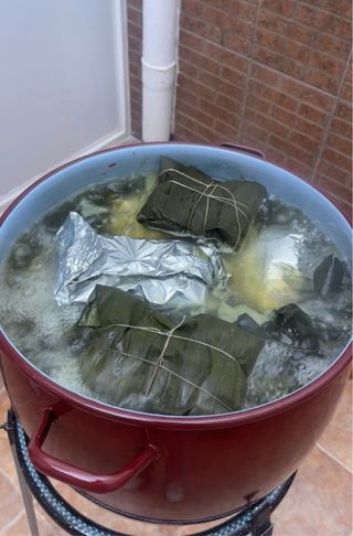 Tamales Colombianos Carnudos en hoja de platano.