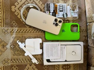 iPhone 14 Pro Max Dorado + Fundas