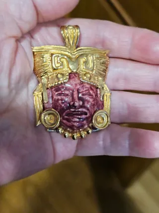 Colgante Salvador Teran Cara Maya Oro y Rojo