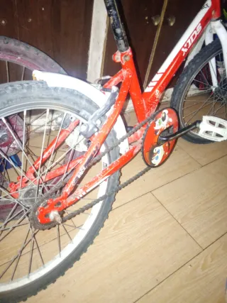 Bicicleta infantil roja