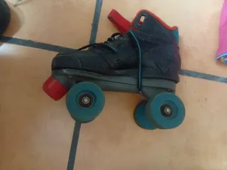 Patines en línea negros y azules