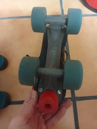 Patines en línea negros y azules