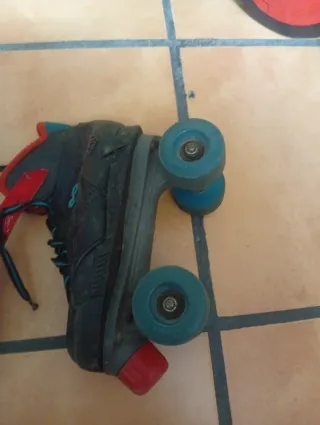 Patines en línea negros y azules
