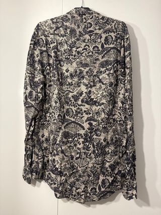 Camisa estampada floral beige y negra