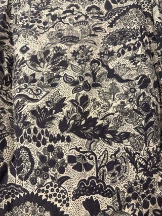 Camisa estampada floral beige y negra