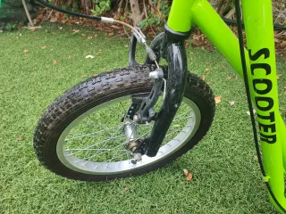 Patinete verde con ruedas grandes