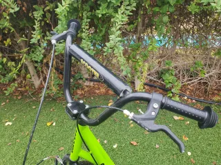 Patinete verde con ruedas grandes